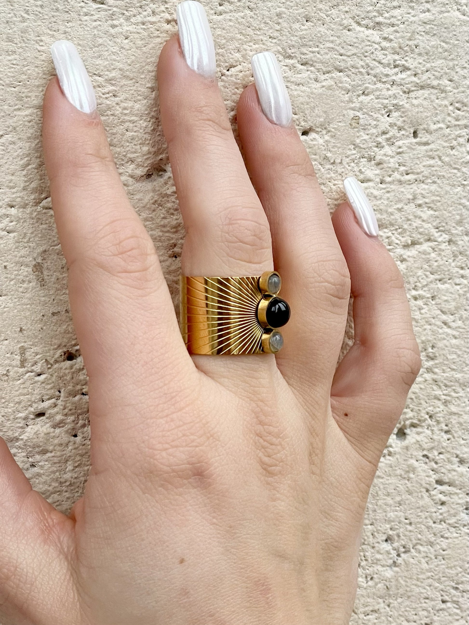 Bague SANDRA, avec pierre d'Agate et de Labradorite, portée.