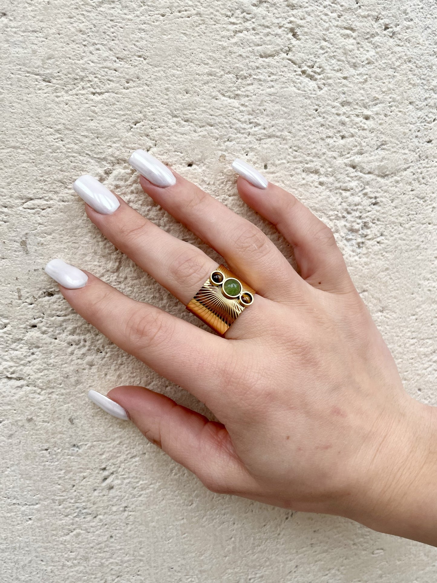 Bague SANDRA, avec pierres d'Aventurine et d'oeil de Tigre, portée.