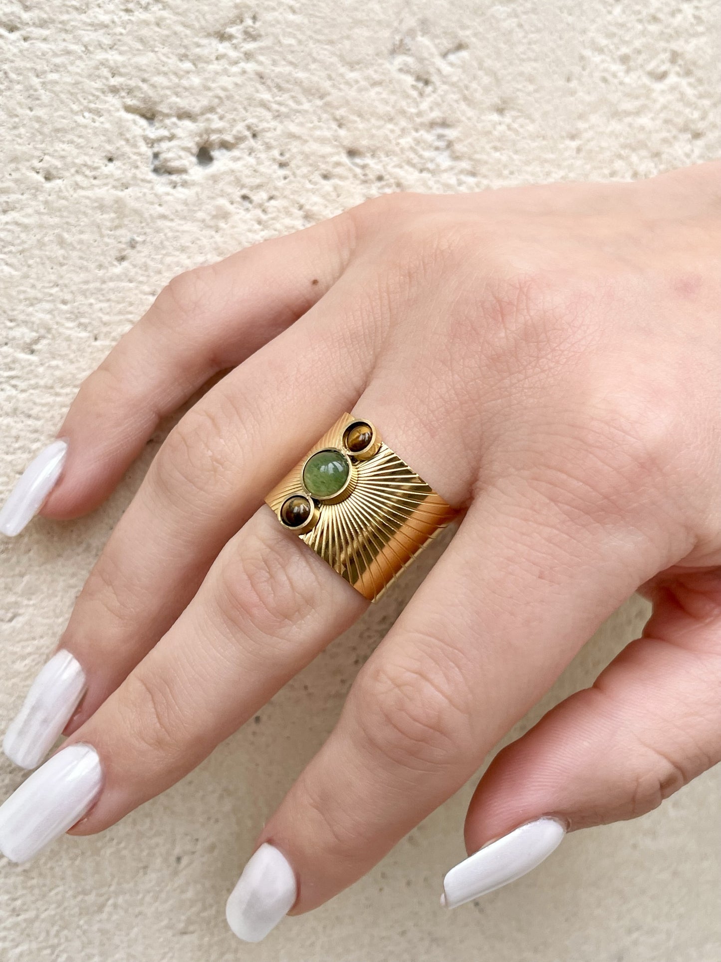 Bague SANDRA, avec pierres d'Aventurine et d'oeil de Tigre, portée.