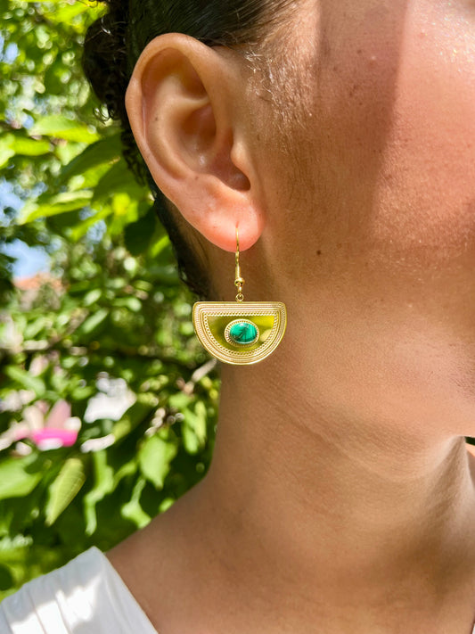 Boucles d'oreille SELENA avec pierre de Malachite, portées.