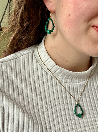 Boucles d'oreille SIMONA, avec pierres de Malachite, portées avec le collier SIMONA.