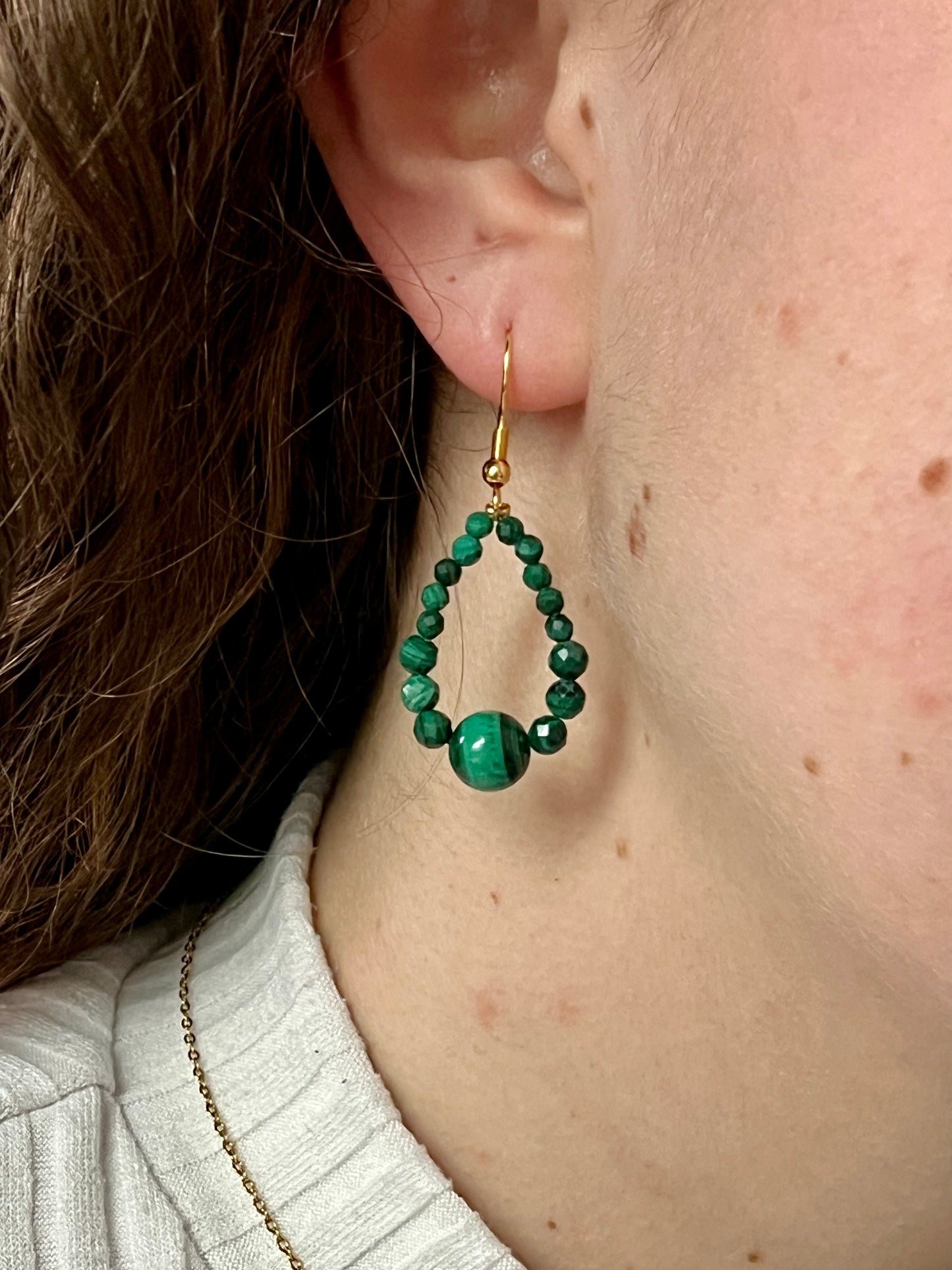 Boucles d'oreille SIMONA, avec pierres de Malachite, portées avec le collier SIMONA.