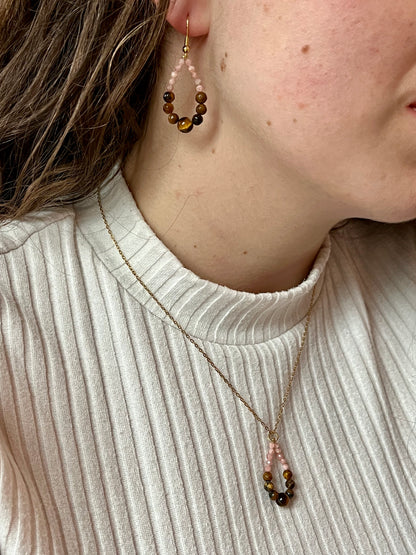 Boucles d'oreille SIMONA, avec pierres d'Oeil de Tigre et de Rhodochrosite, portées avec le collier SIMONA.