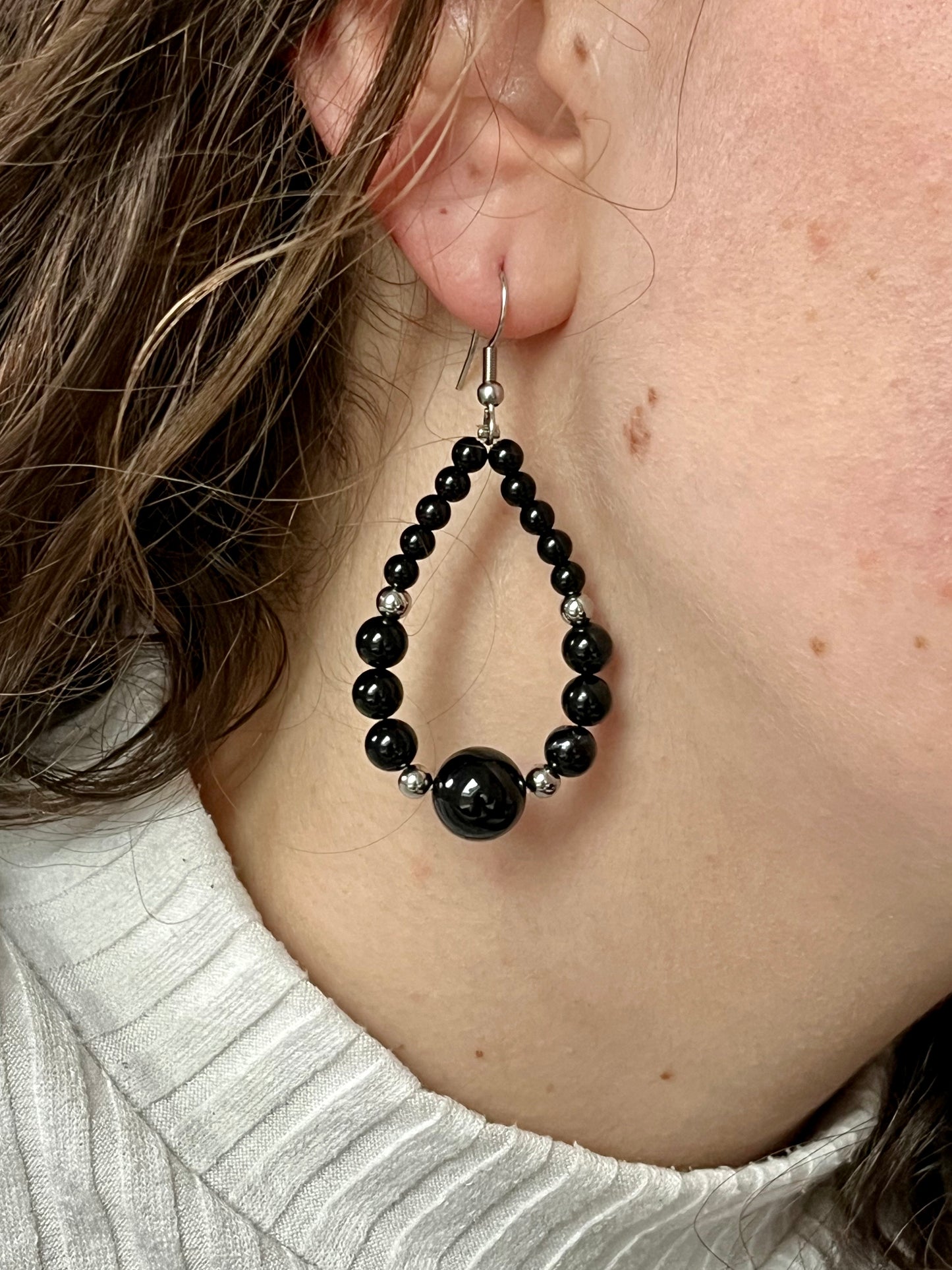 Boucles d'oreille SIMONE, avec pierres de Tourmaline Noire, portées.