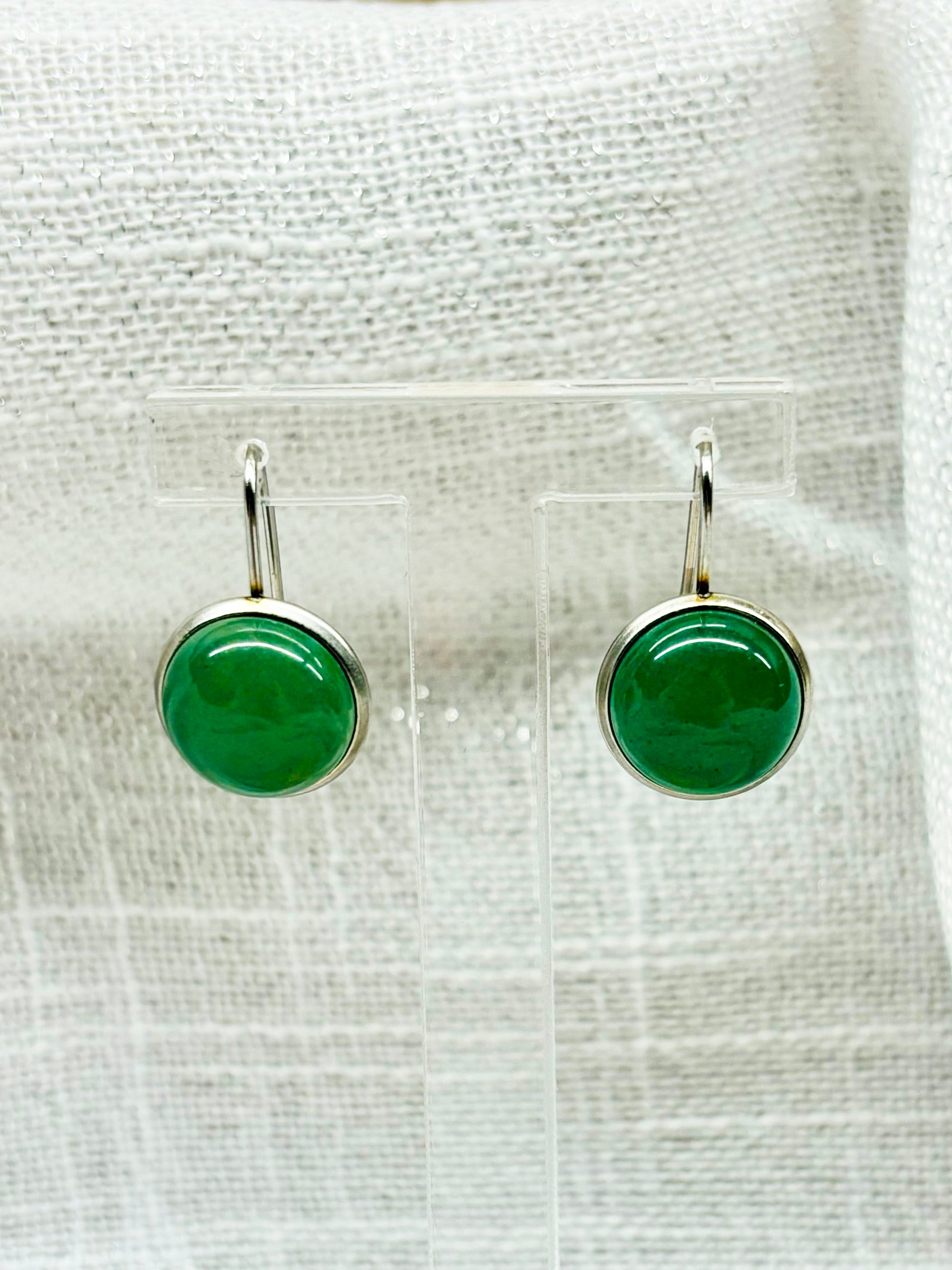 Boucles d'oreille THÉANA, avec pierre d'Aventurine, exposées sur un fond en lin.