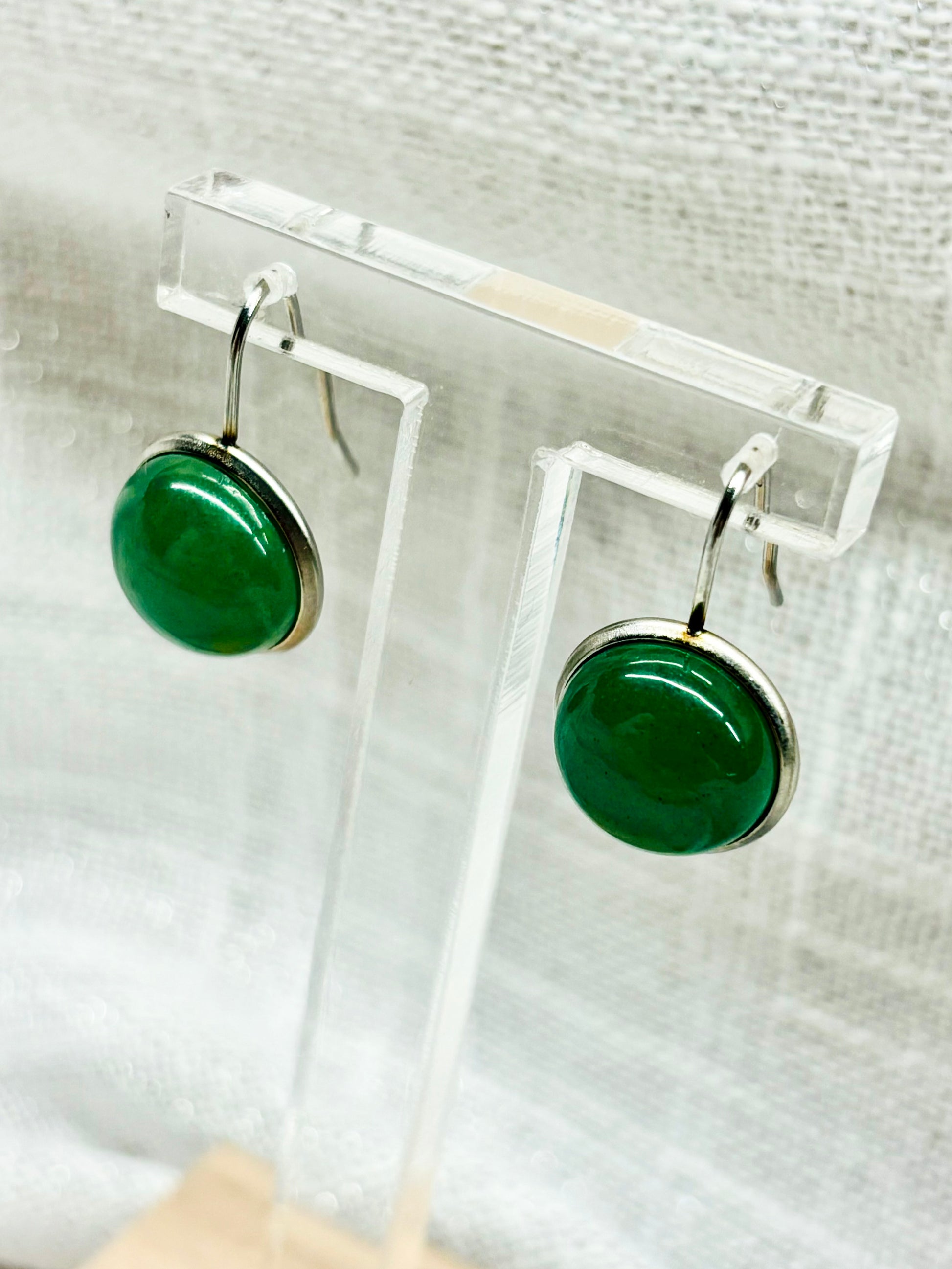 Boucles d'oreille THÉANA, avec pierre d'Aventurine, exposées sur un fond en lin.