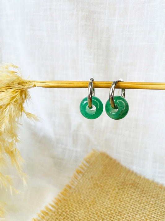 Boucles d'oreille THELMA, avec pierre d'Aventurine, exposées sur un fond en lin.