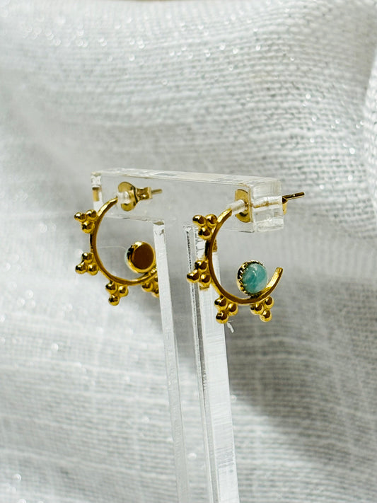 Boucles d'Oreille VICTORIA, avec pierre d'Amazonite, exposées sur un fond en lin.